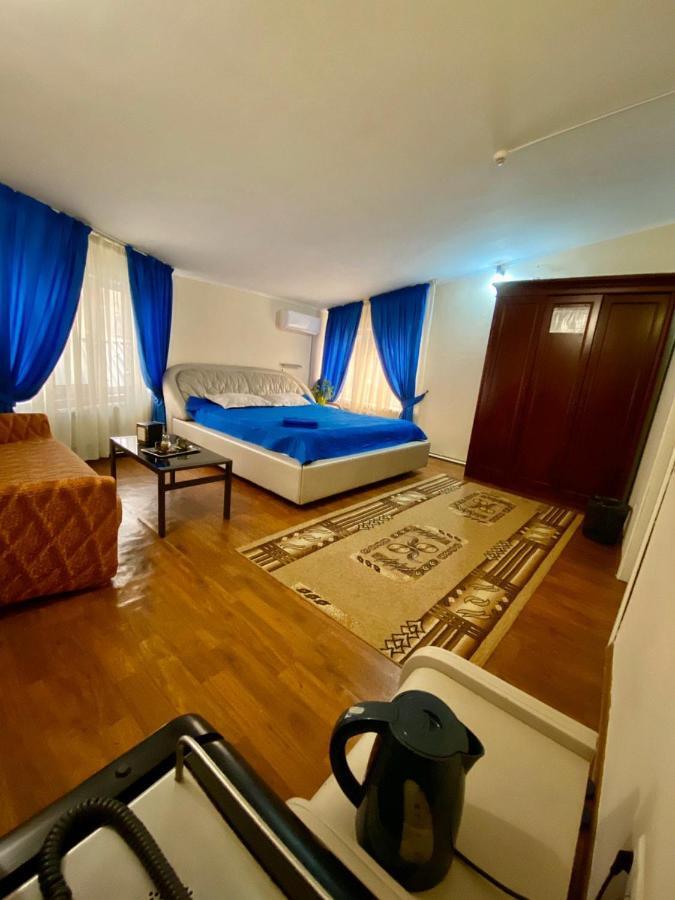 Esentai Hostel Алма Ата Екстериор снимка