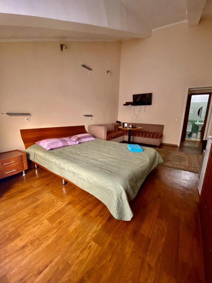 Esentai Hostel Алма Ата Екстериор снимка